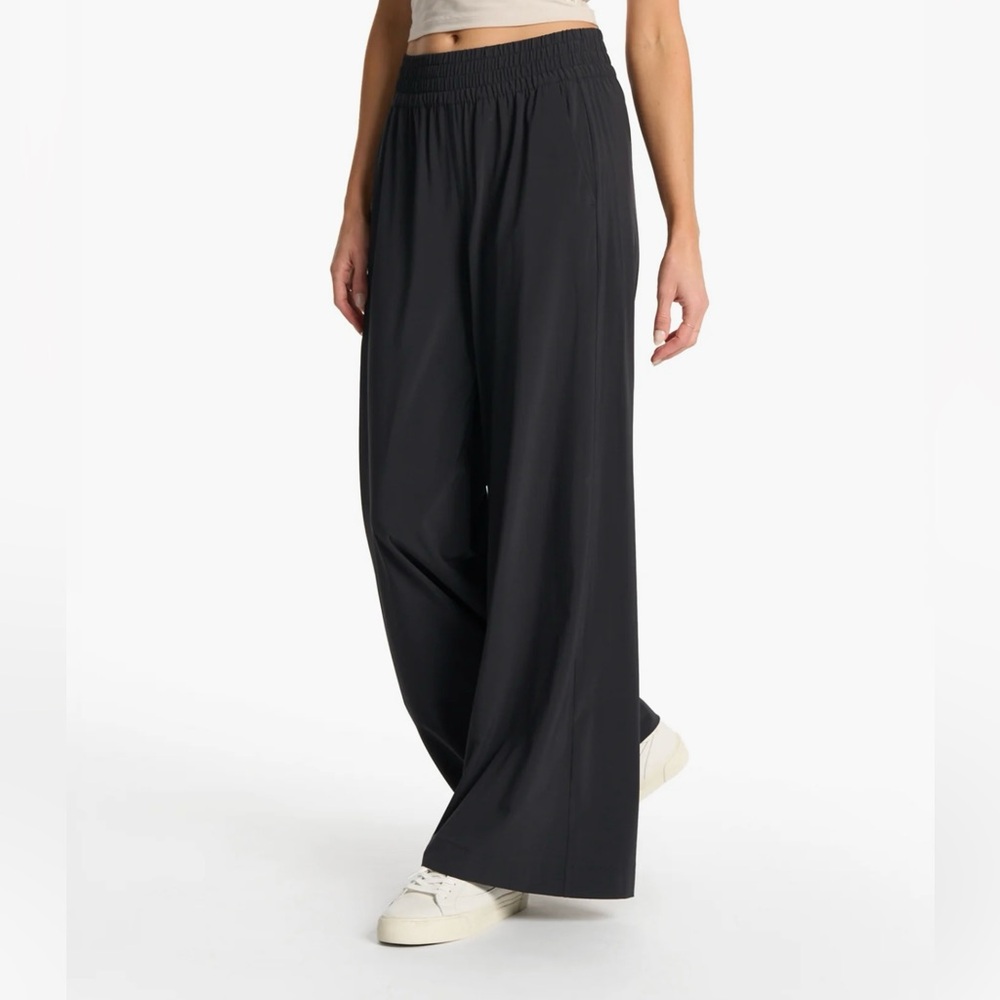 NWT Vuori Villa Wideleg Black XS